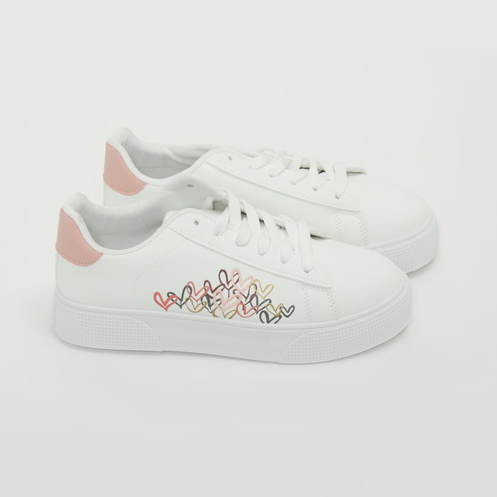 Sneakers in simil pelle con ricamo laterale