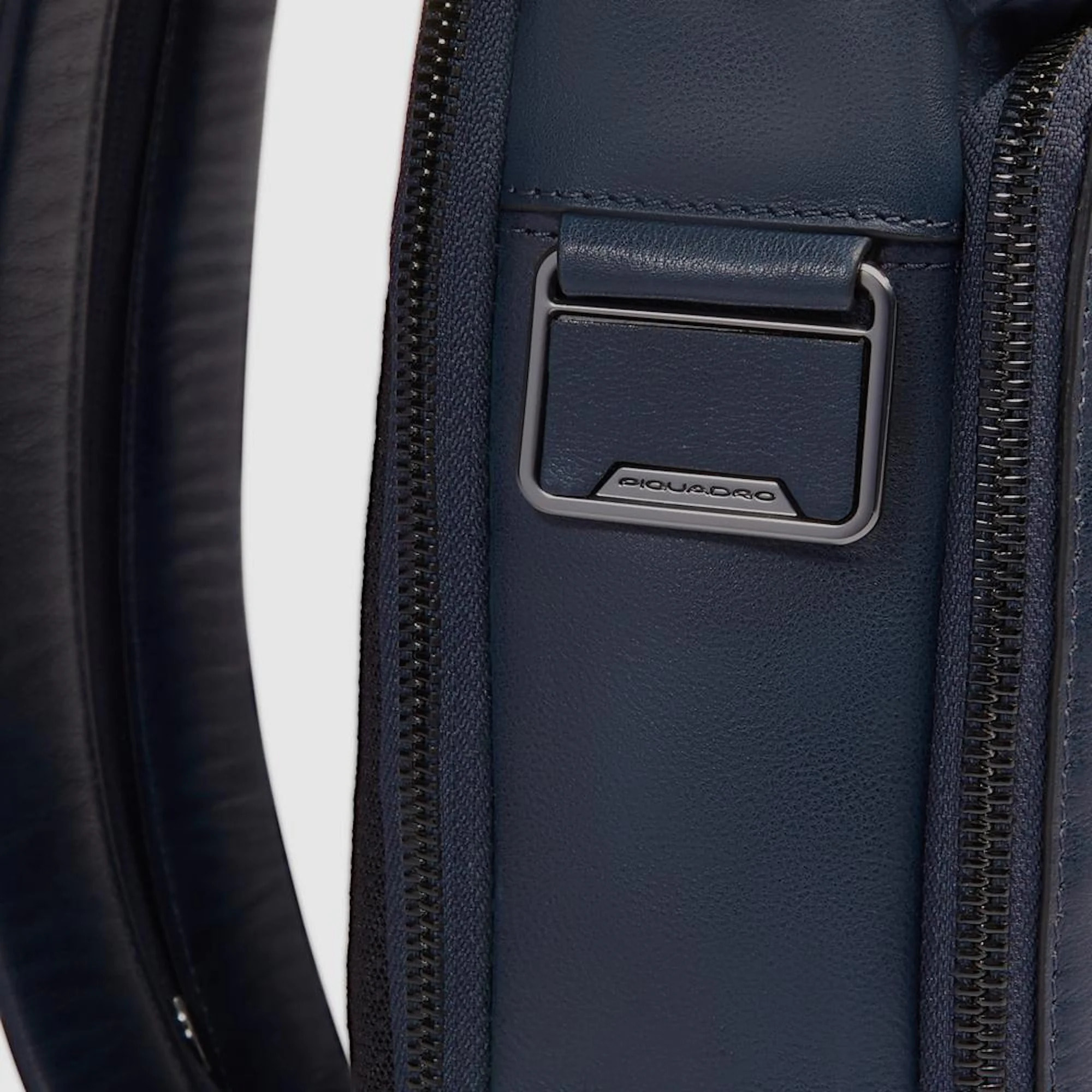 Piquadro Zaino monospalla in pelle personalizzabile porta iPad® con protezione RFID, portabile a zaino