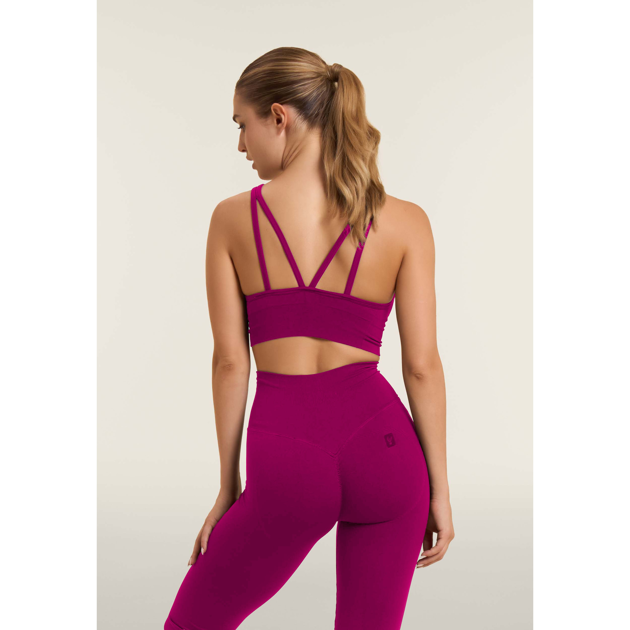 Top sportivo seamless supporto medio con inserti a costine