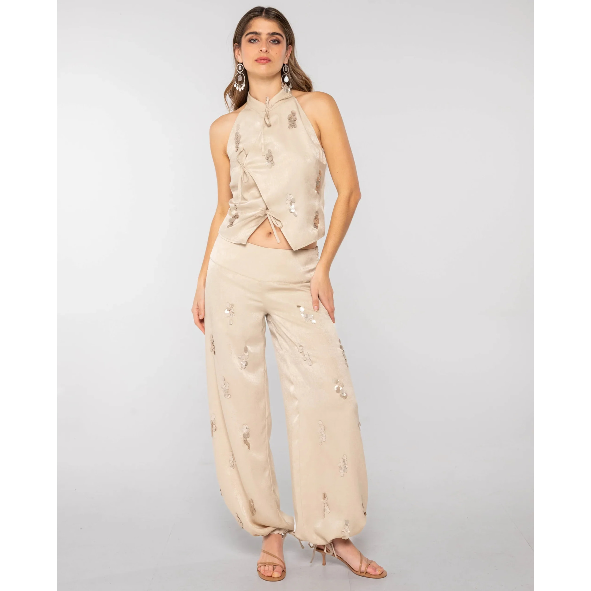 Top de mujer bordado con abalorios y cuello mao