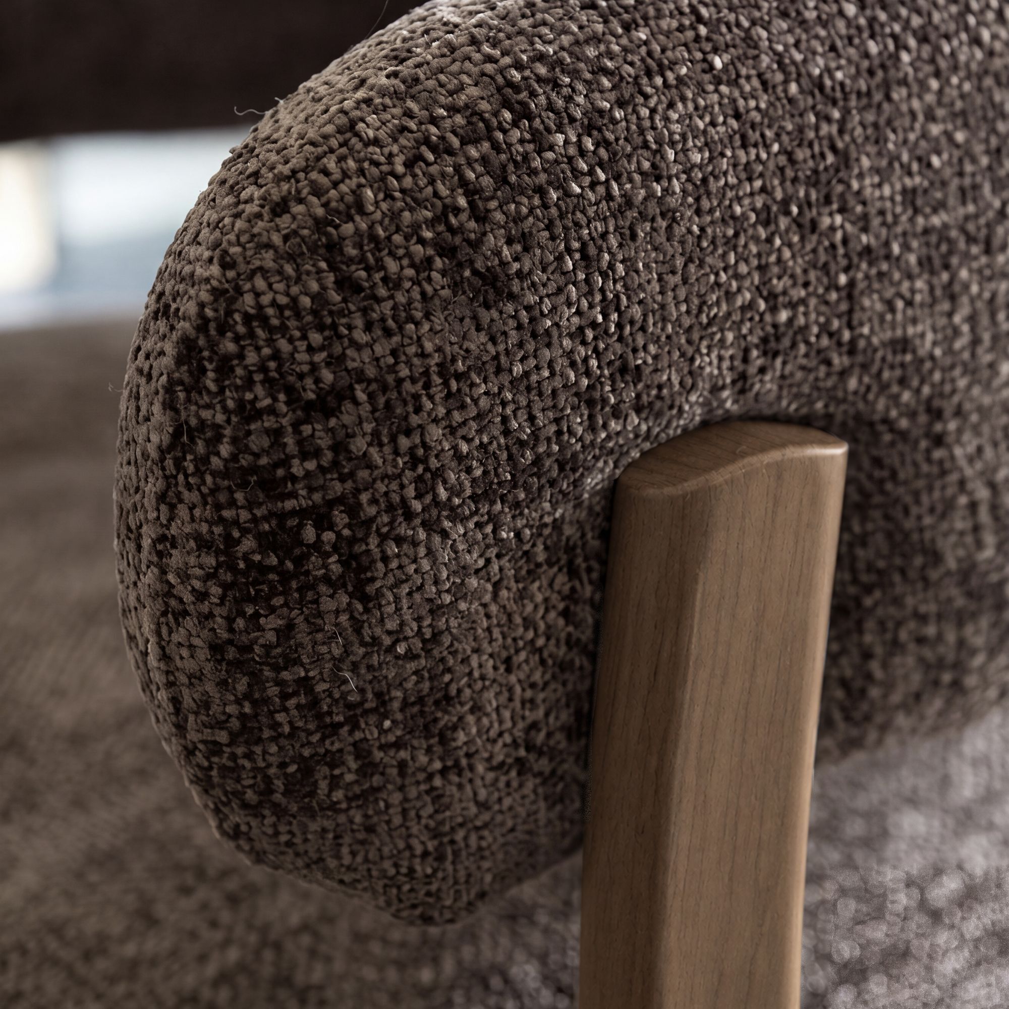 Fauteuil arrondi en tissu chenille effet fourrure cacao NOUBIA
