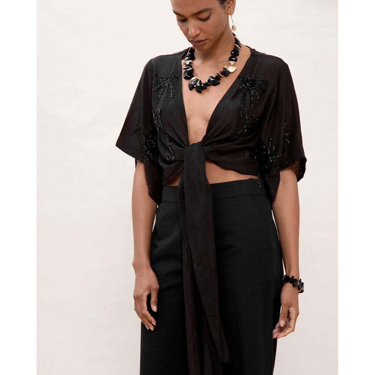 Blusa con nodo e dettagli tonali