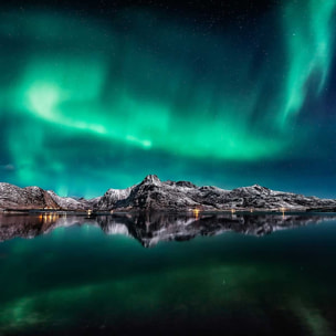 Poster lofoten aurora reflection Affiche + cadre en bois - Chêne