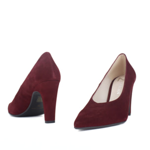Salón de ante color burdeos con escote en pico. Tacón de 9 cm