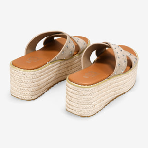 Sandalias de plataforma taupe con rafia y tachas