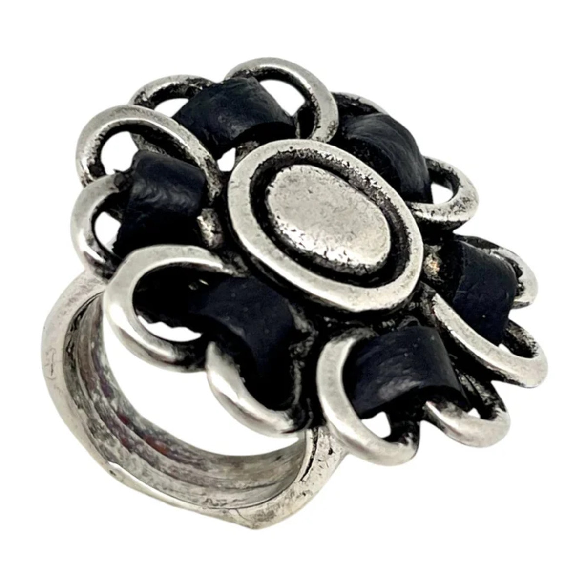 Anillo piel cosido flor negro en plata 10µ