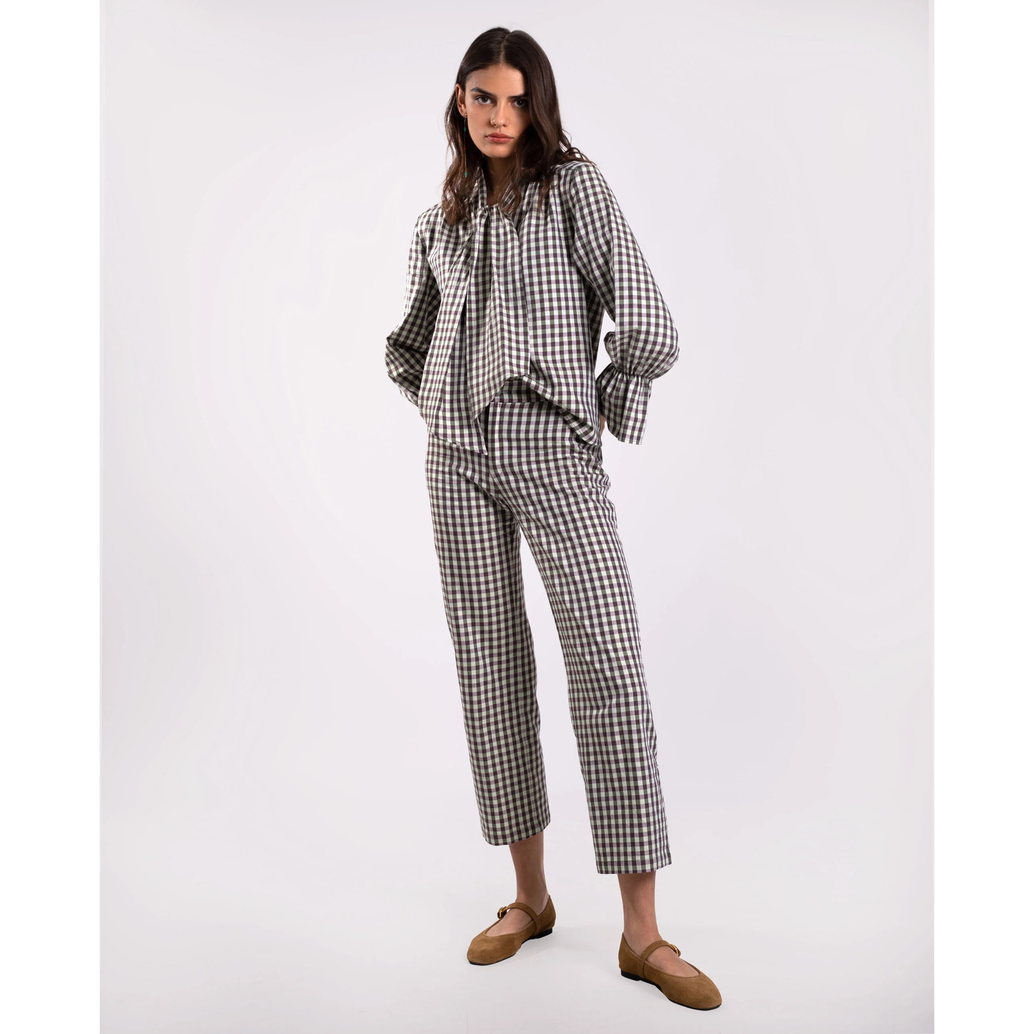 Blusa con lazada y manga con volante