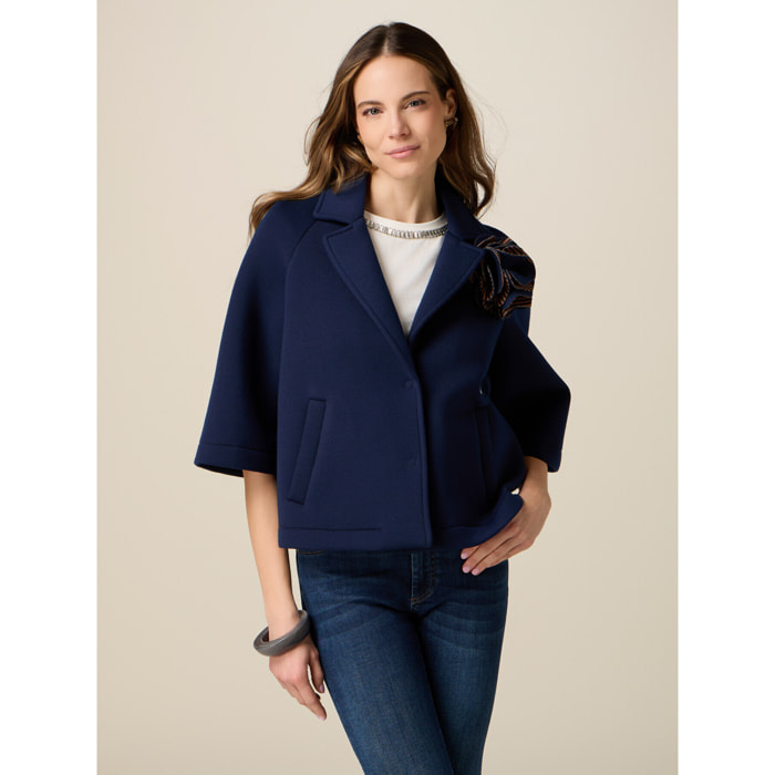 Oltre - Capa en scuba con broche de flor - Azul