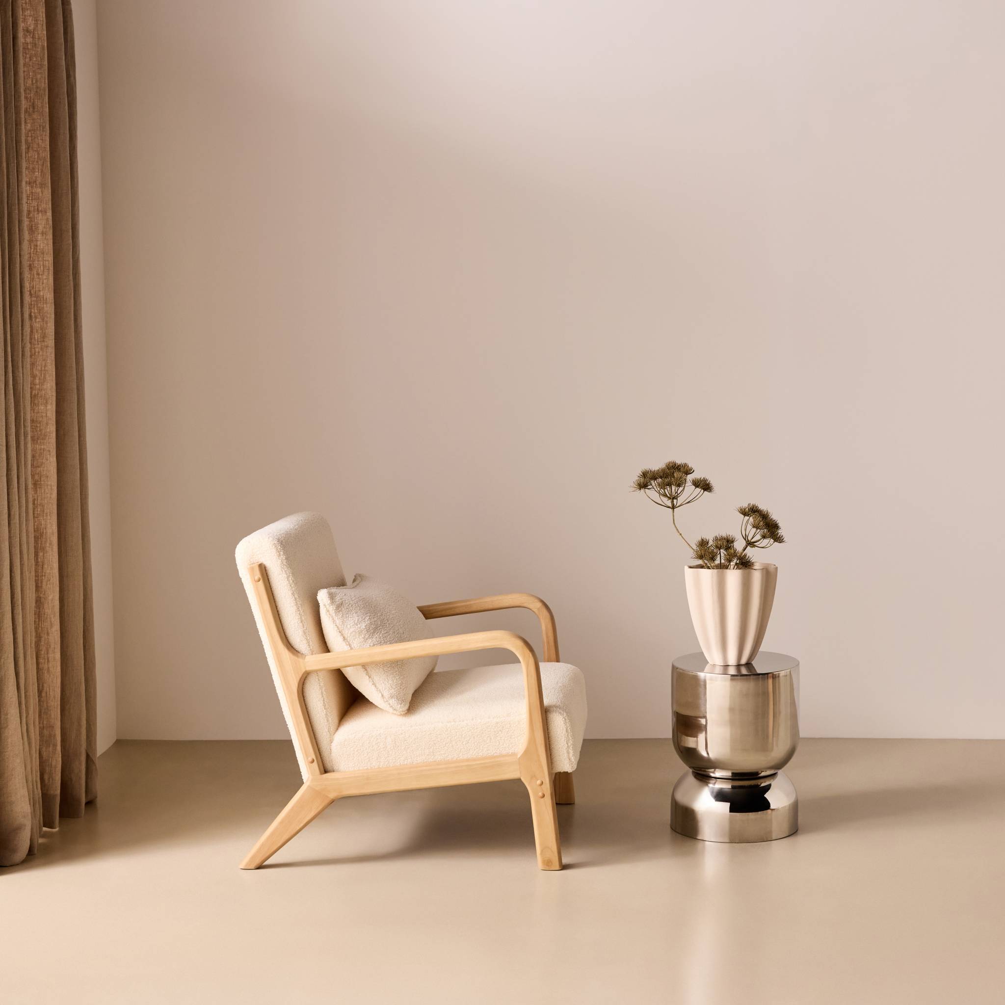 Fauteuil scandinave bois d'hévéa et bouclette LORENS