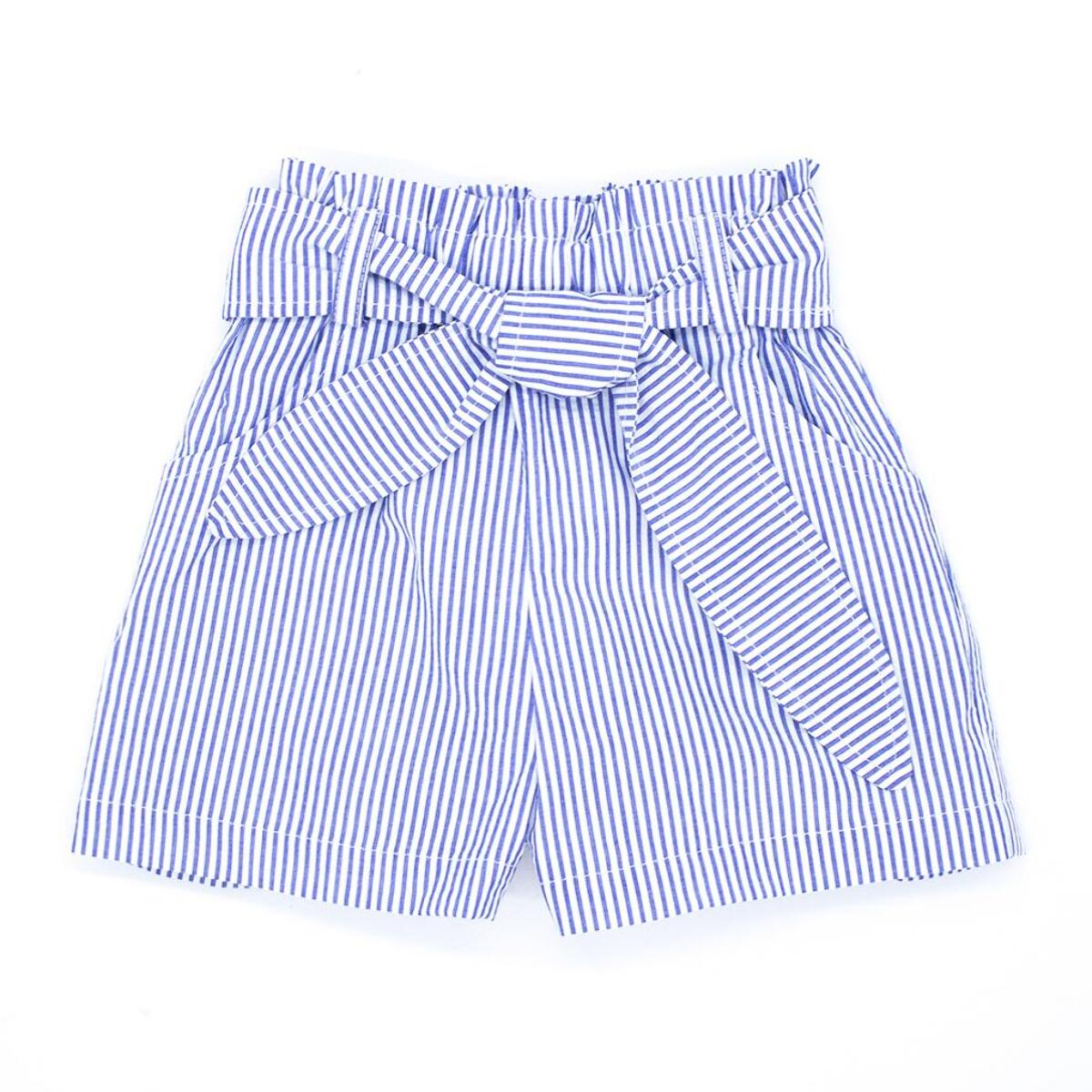 Short de rayas azul, fruncido en la cintura con cinturón.