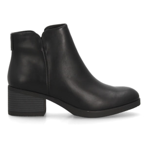 Botín de mujer con tacón ancho y diseño elegante.
