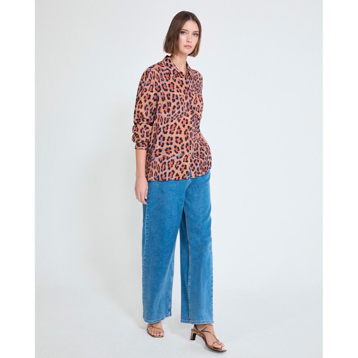 Blusa con stampa animalier in toni caldi