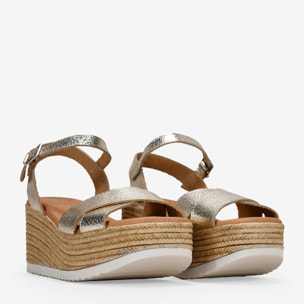 Sandalias de piel doradas con cuña y plataforma de esparto