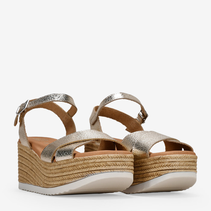 Sandalias de piel doradas con cuña y plataforma de esparto