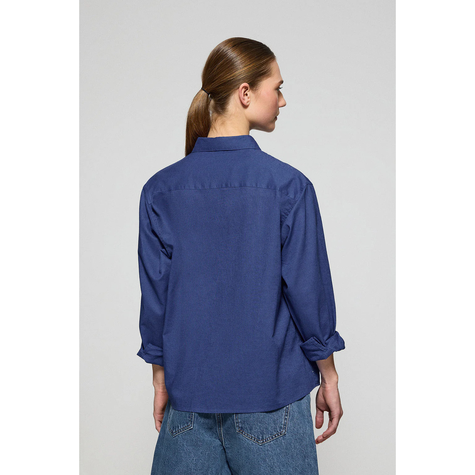 Camisa azul royal loose fit de lino y algodón con monograma bordado