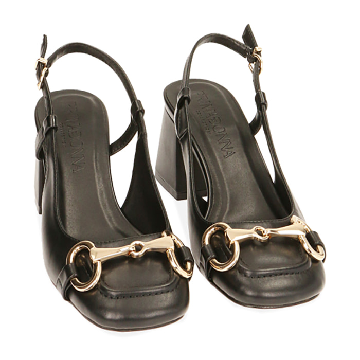 Salón destalonado negro con estribo, tacón 6,5 cm