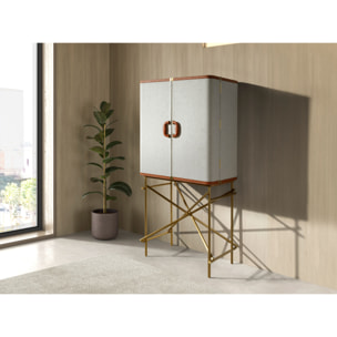 Aparador Angel Cerdá alto con estructura de madera chapada en nogal natural tapizada en tela gris claro y unas patas de acero inoxidable pulido en dorado 82x53x169cm