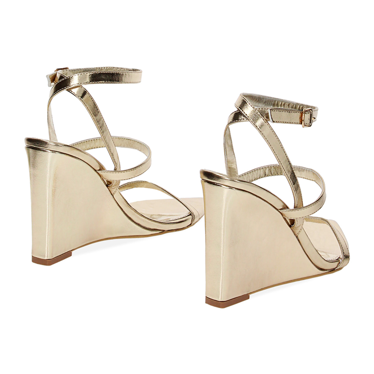 Sandalias con tacón doradas de laminado