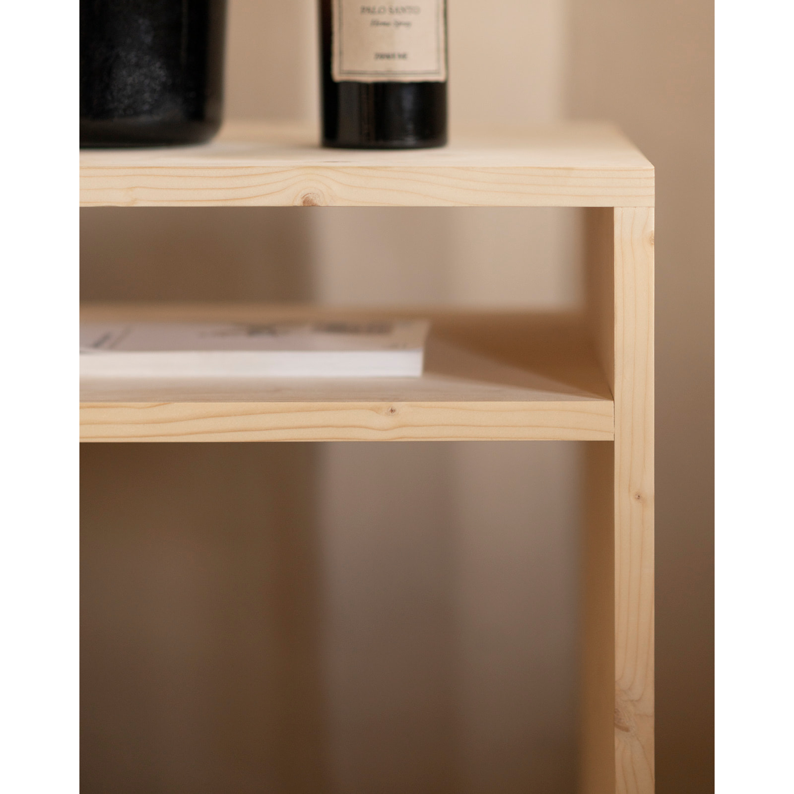 Mesita de noche de madera maciza en tono natural de 51x32cm Alto: 50.5 Largo: 32 Ancho: 37.5