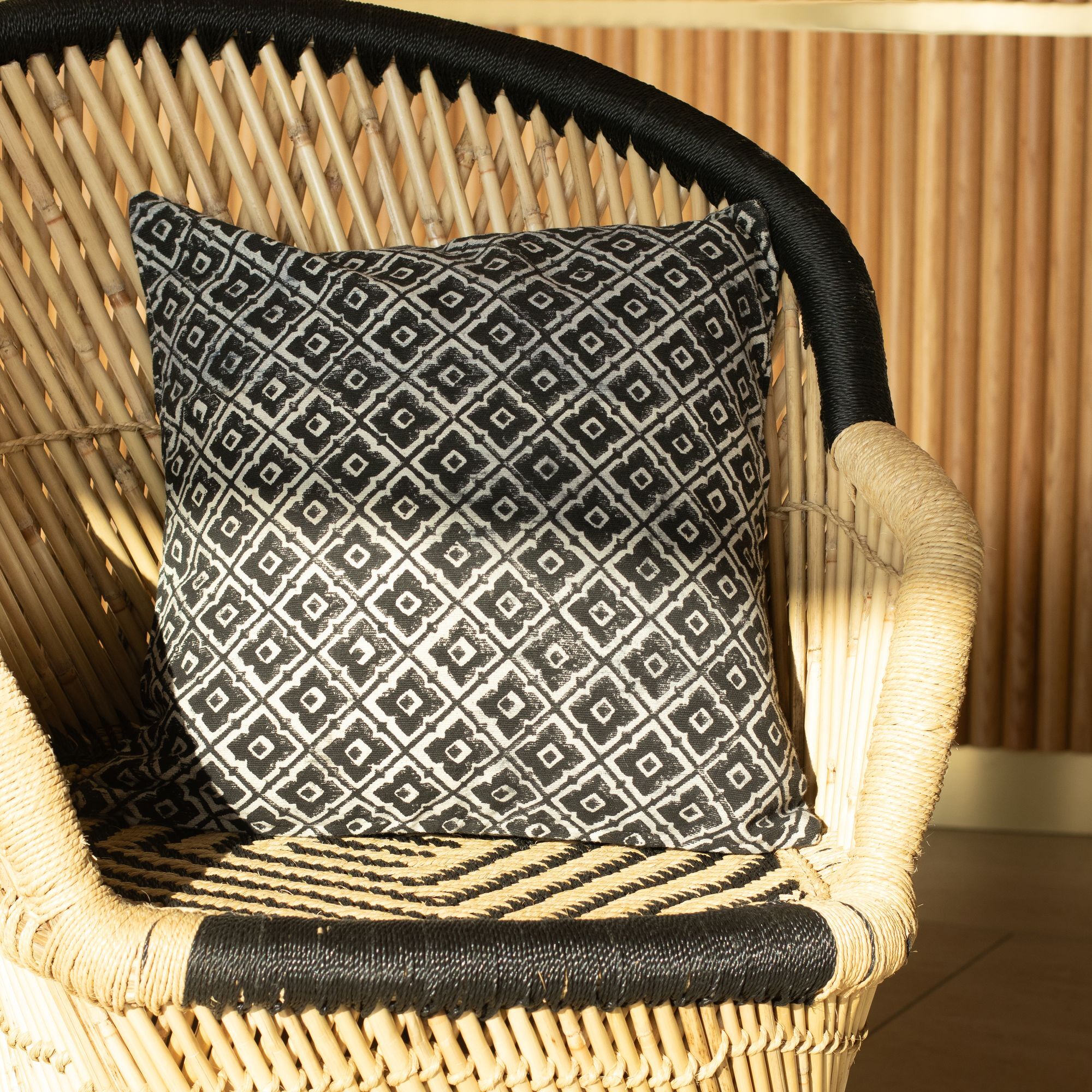 Lot de 2 fauteuils en bambou naturel et noir avec deux coussins noirs ZAMZEBE