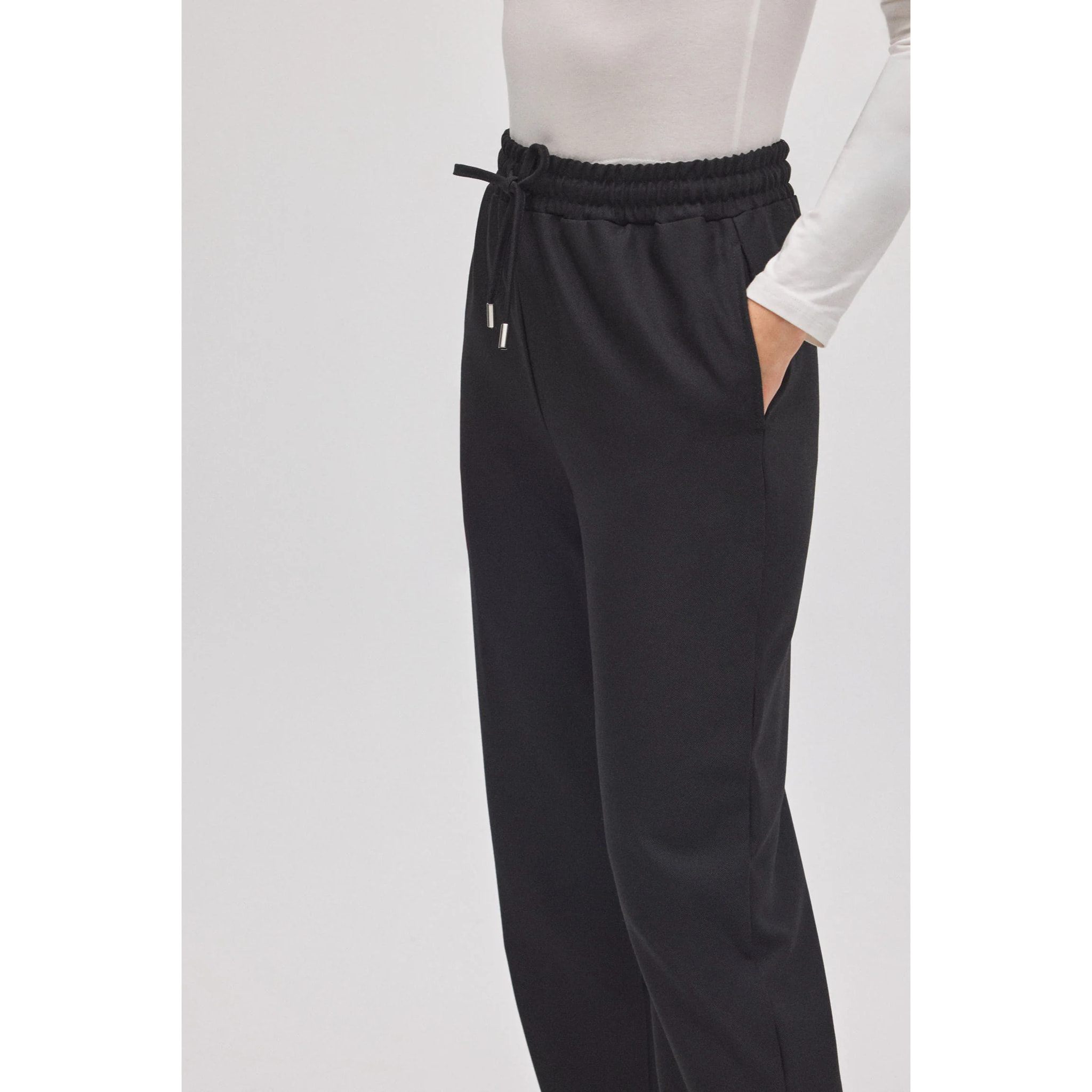 Pantaloni neri dritti con vita regolabile