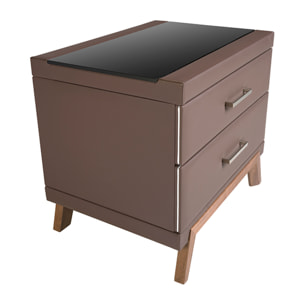 Mesita de noche Angel Cerdá con estructura de madera chapada en nogal natural tapizada en polipiel marrón chocolate y patas de madera chapada en nogal natural tapa de cristal templado tintado en negro 60x46x56cm