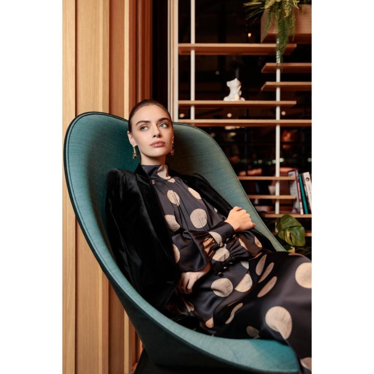 Abito svasato collo alto a pois