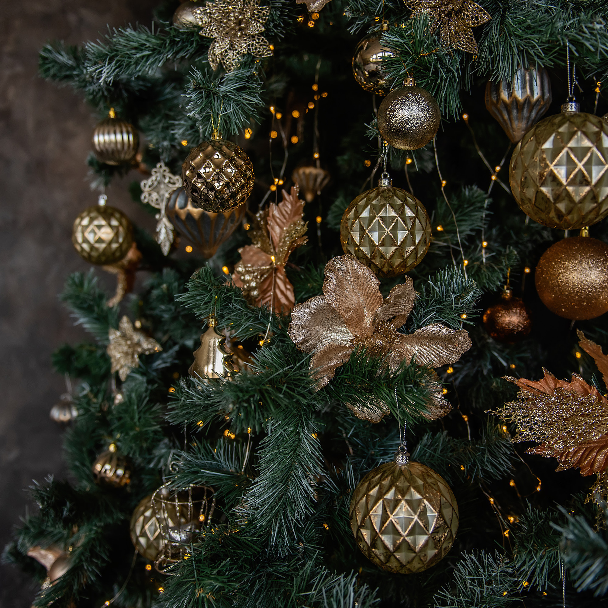 set de 35 bolas de navidad de 6cm con 5 diseños diferentes en relieve color ámbar