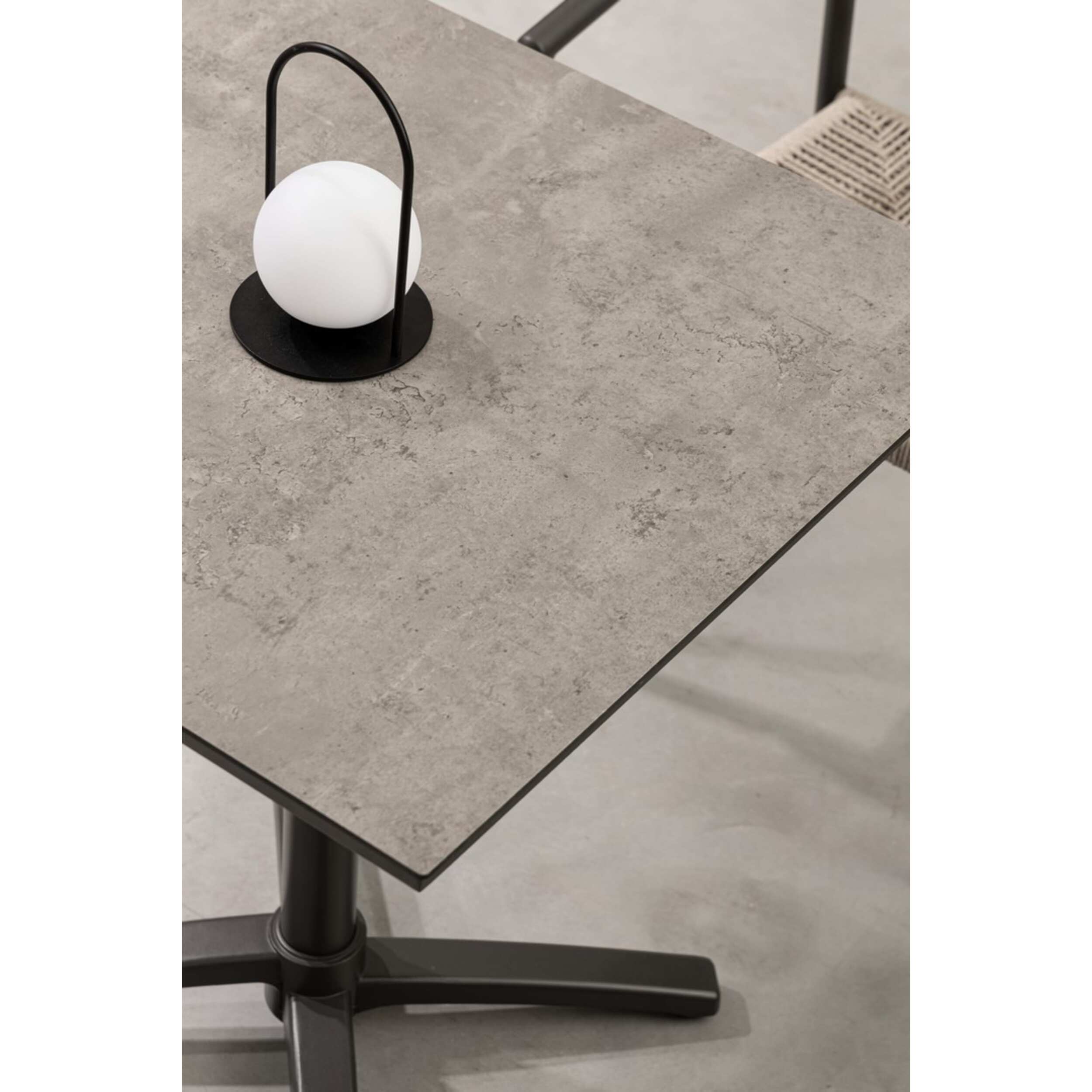 Tavolo da bar quadrato LAREDO in alluminio antracite e HPL tortora, pieghevole e impilabile, 70×70×74 cm