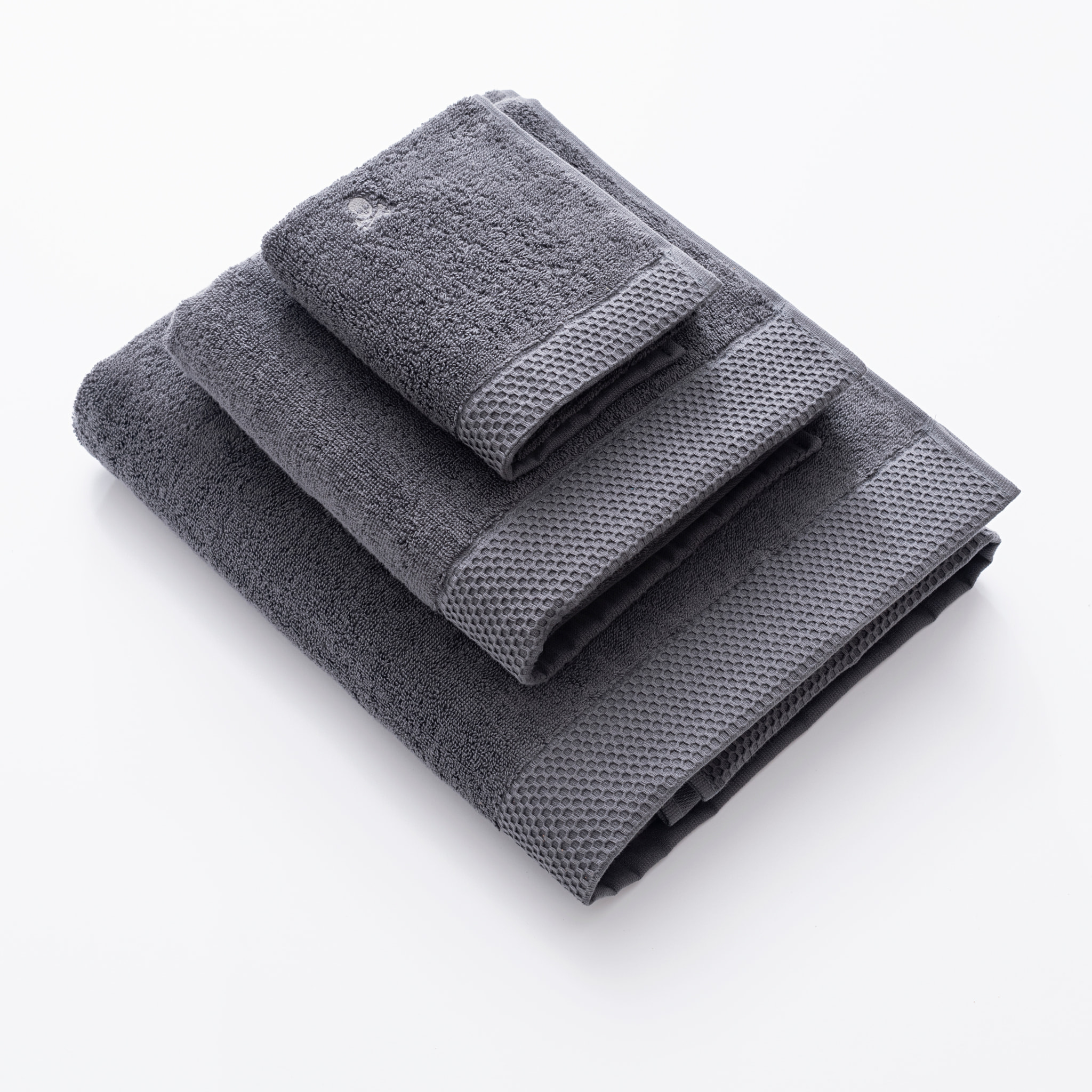 Juego de toallas nidus (30x50cm + 50x100cm + 90x150cm) 100% algodón en color gris con logo bordado scalpers home