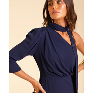 Vestido largo asimétrico con abertura.