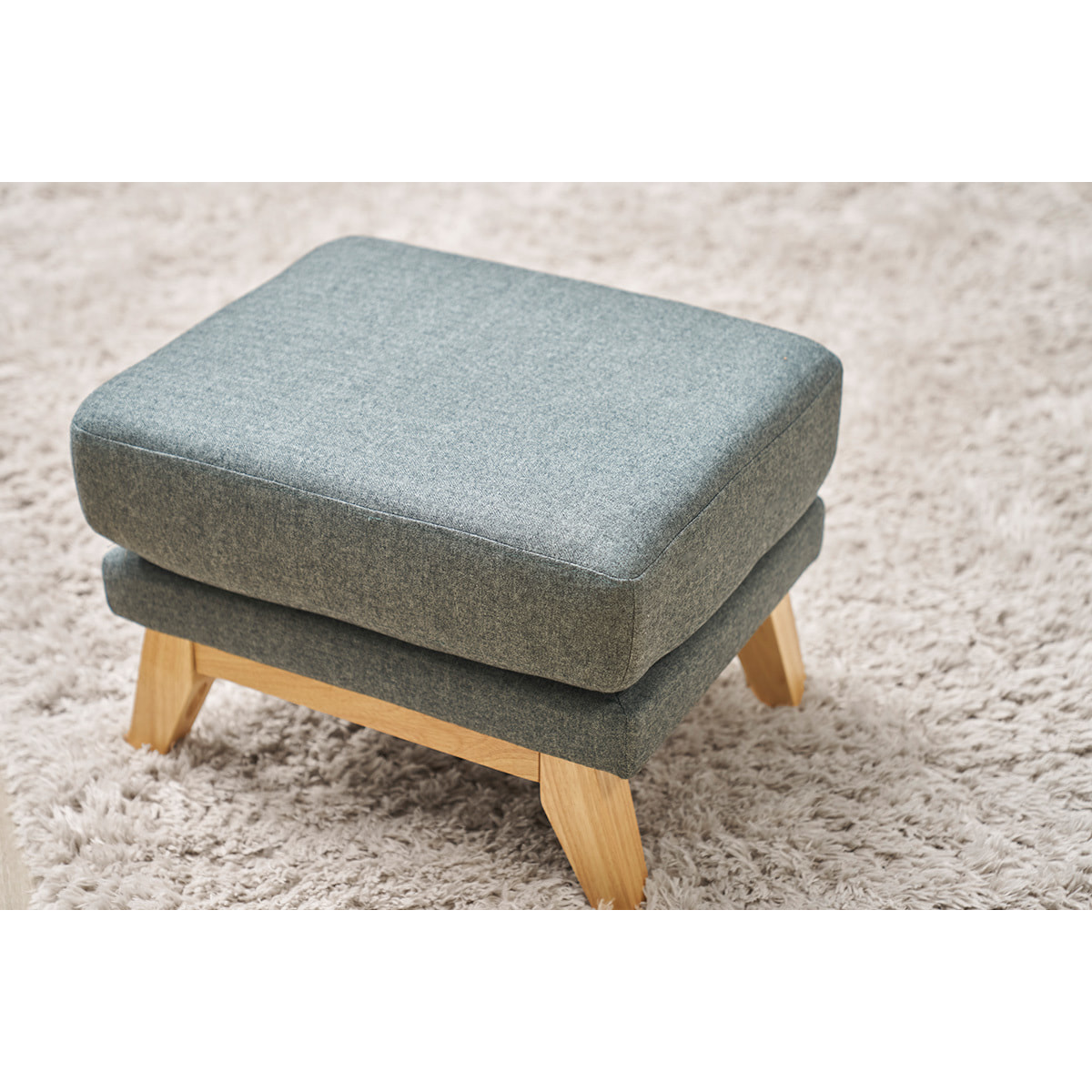 Pouf repose-pieds déhoussable scandinave en tissu vert de gris et bois clair OSLO