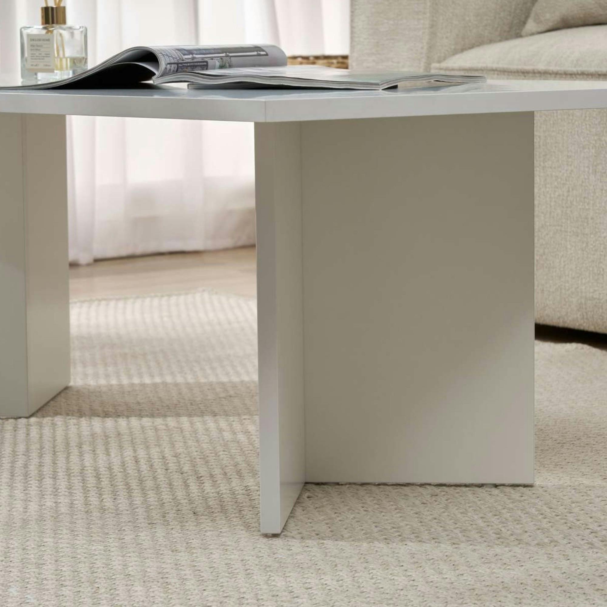 Table basse moderne blanche effet laque - pieds en V MARFA