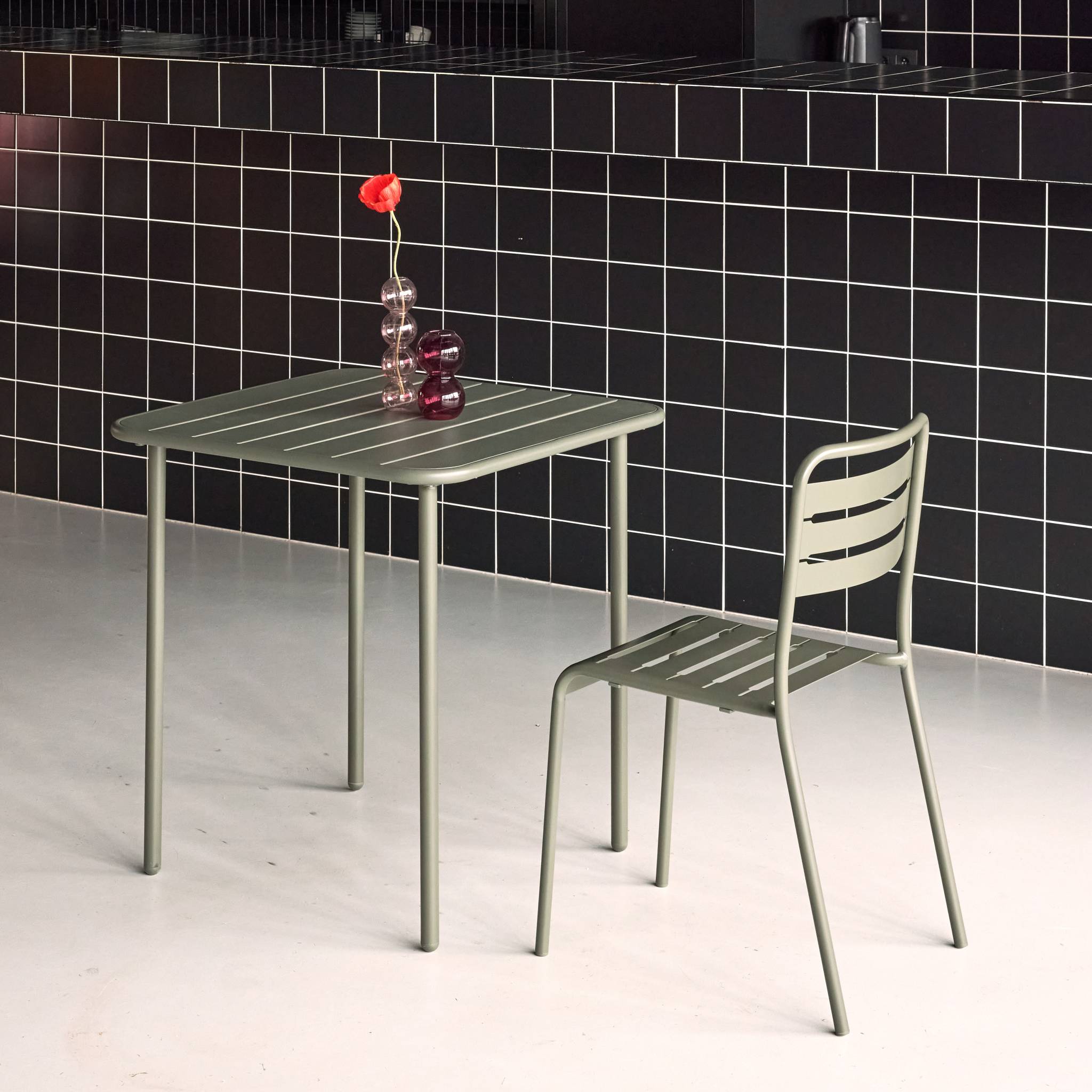 Table de jardin métal 2 places. kaki. Amelia. 70x70cm. traitement antirouille. lattes et bords arrondis