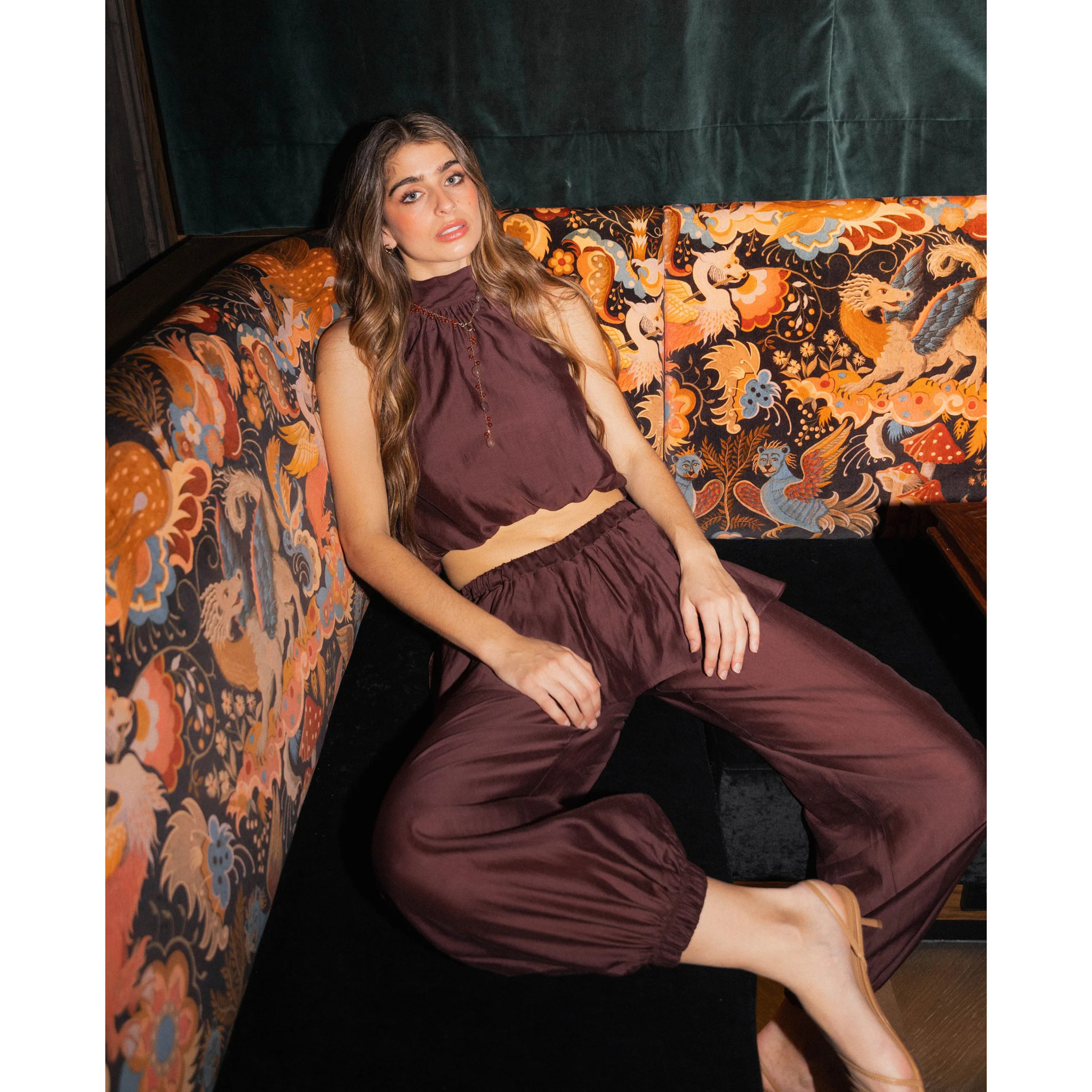 Blusa de mujer cuello halter y bajo abullonado