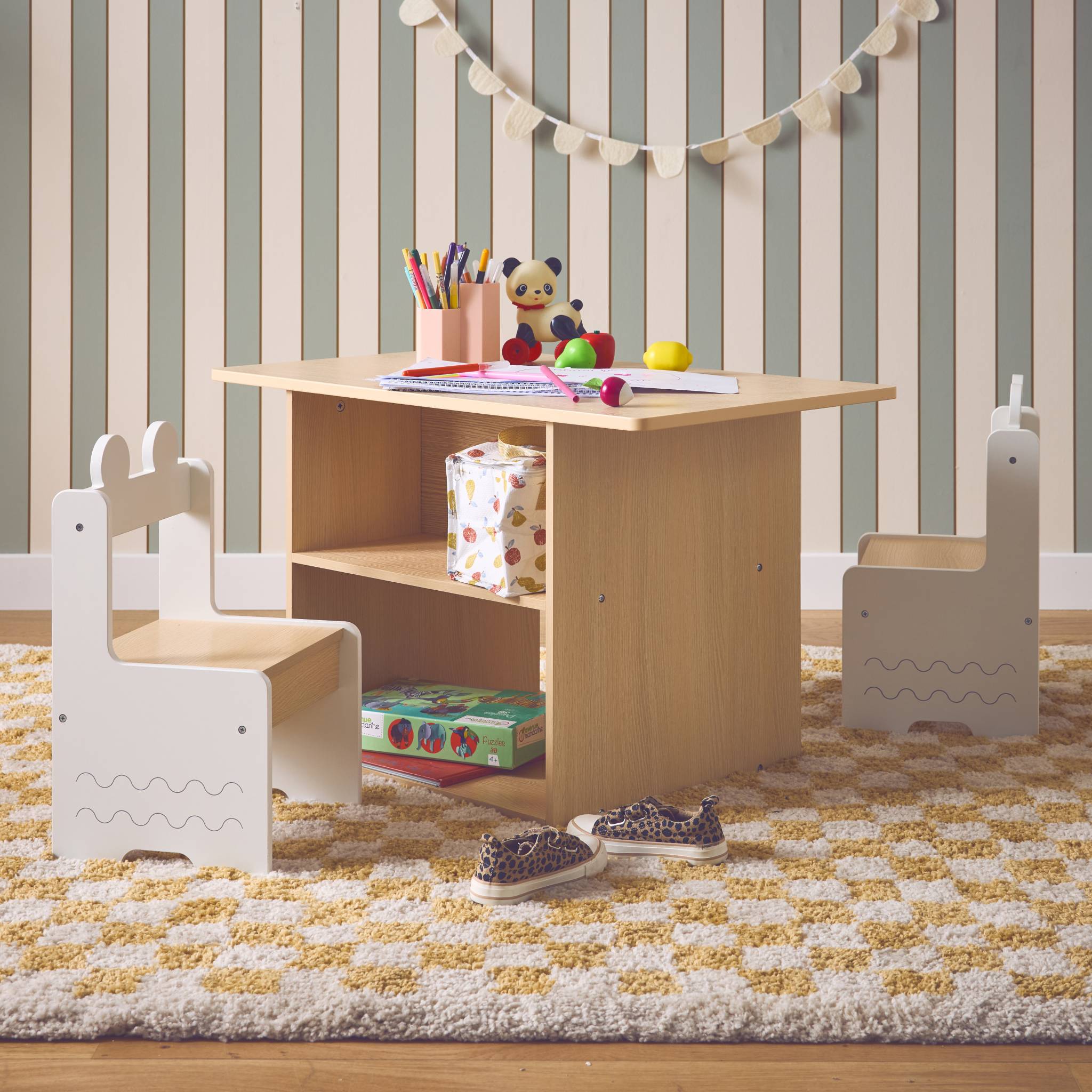 Table enfant + 2 chaises. avec étagères. blanc