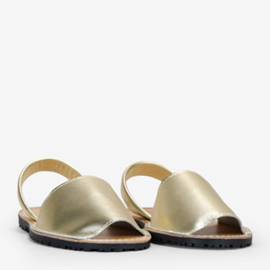 Abarcas planas en piel dorada