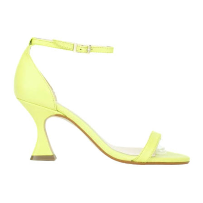 Sandalia con anilla al tobillo. Tacón de 7 cm