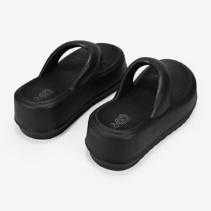 Sandalias de dedo negras con plataforma