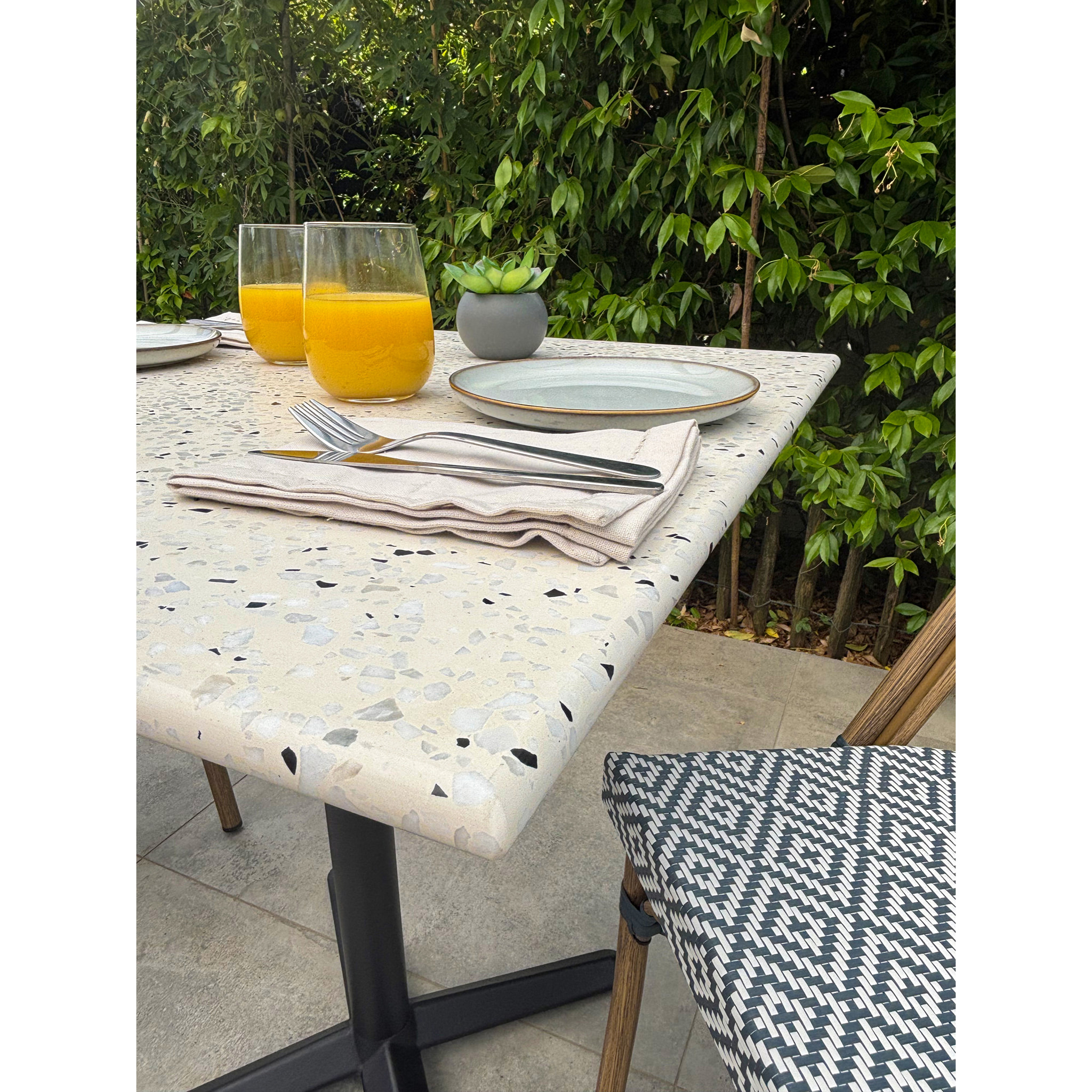 BISTRO - Table carrée de jardin en acier et plateau terrazzo