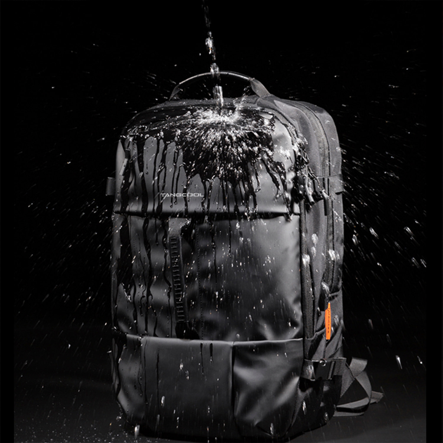 Mochila multi compartimento con capa impermeable. Toma exterior USB. Adaptable a Trolley.
