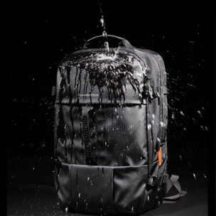 Mochila multi compartimento con capa impermeable. Toma exterior USB. Adaptable a Trolley.