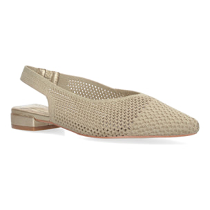 Zapato de salón de mujer elegante plano, destalonado.