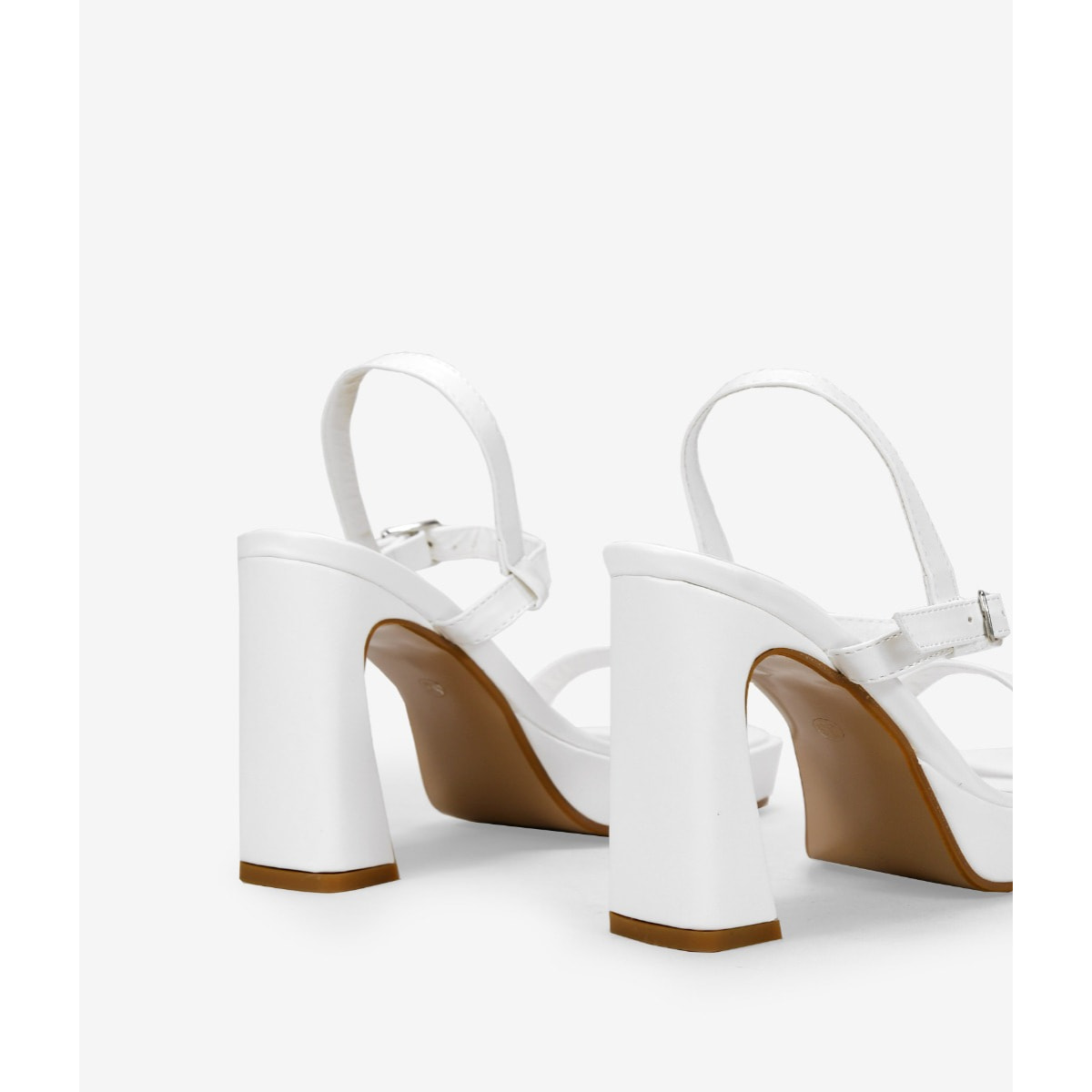 Sandalias blancas con tacón