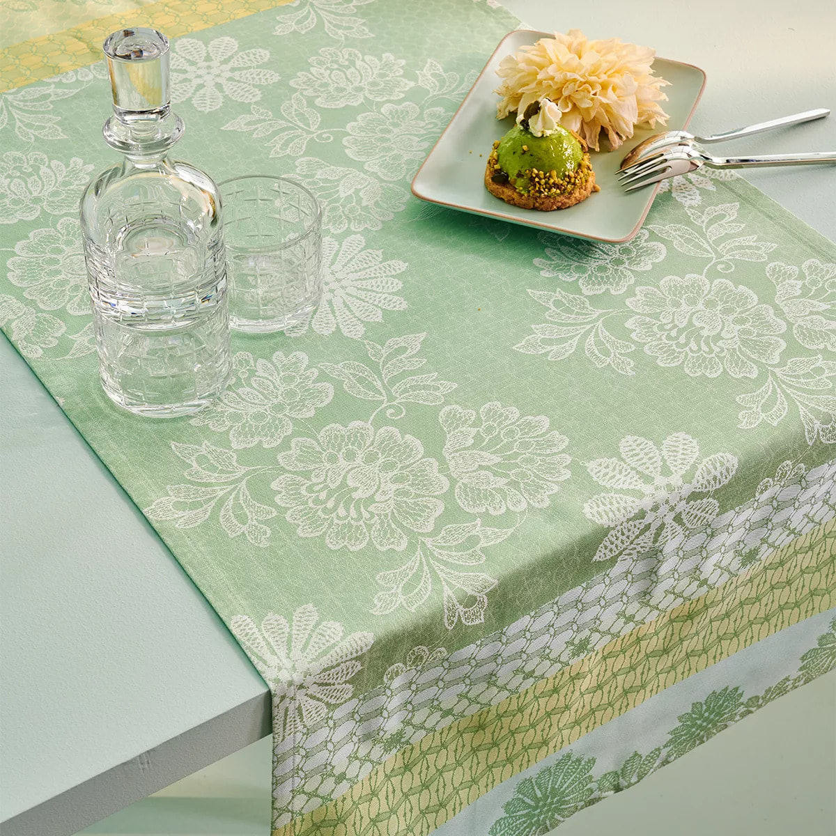 Chemin de table pur coton motif jacquard vert Mille lace amande