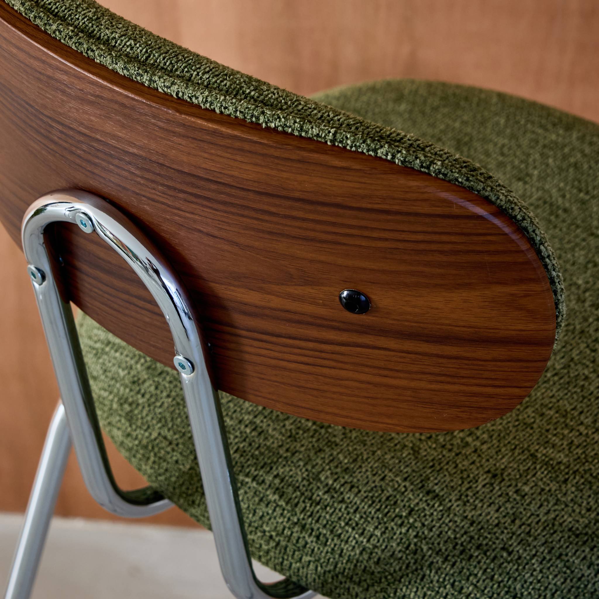 Tabouret de bar décor bois courbé teinté noyer et tissu déperlant pieds chromé 76,5cm (lot de 2) ERIN