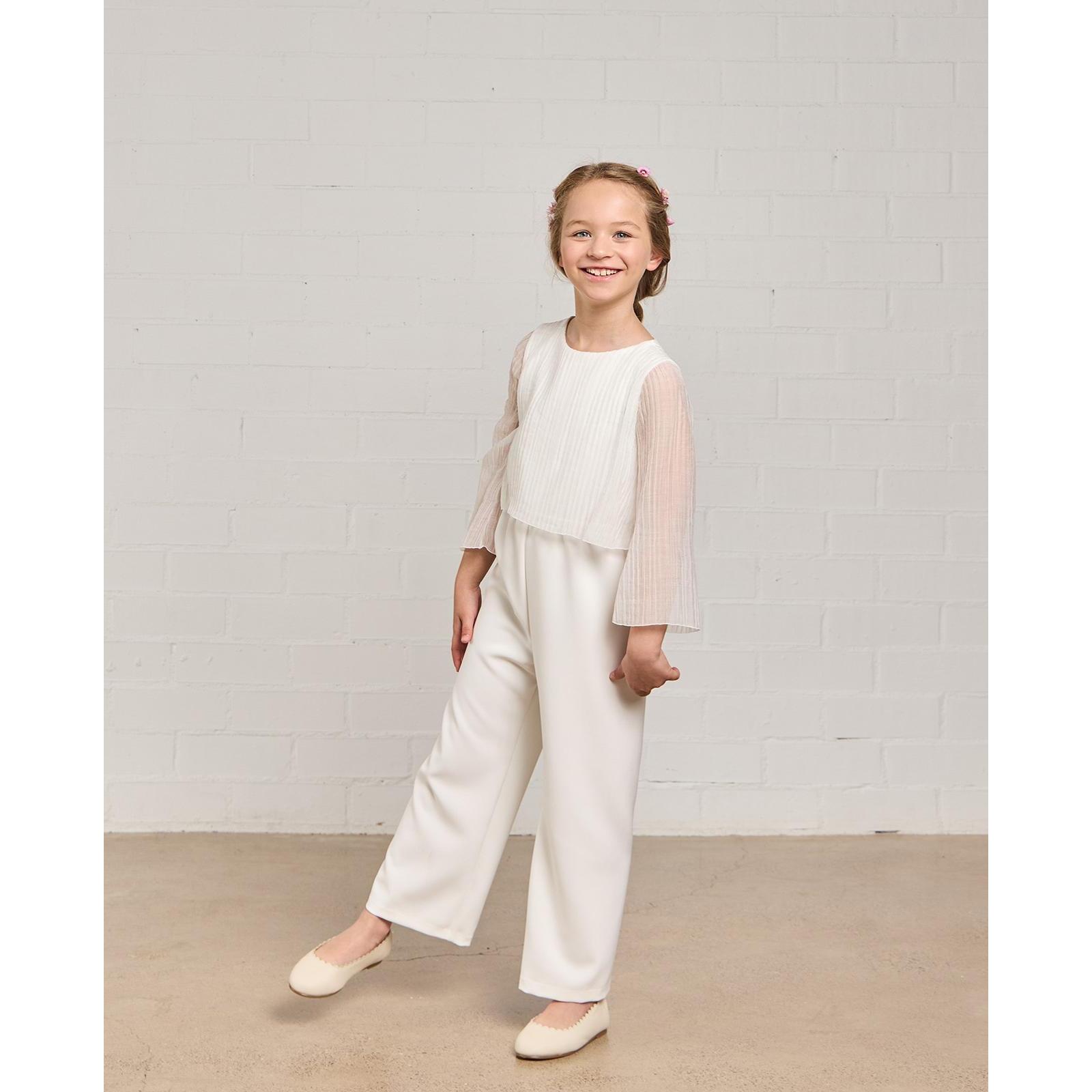 Mono de comunión de organza plisada con mangas 3/4 transparentes.