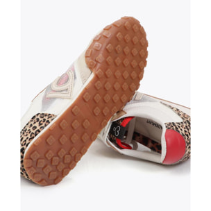 Sportivo in rete e tessuti diversi