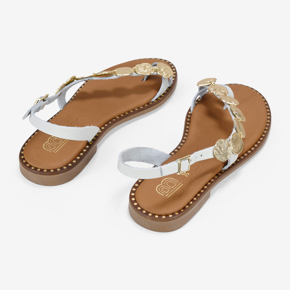 Sandalias de piel blancas con monedas metálicas