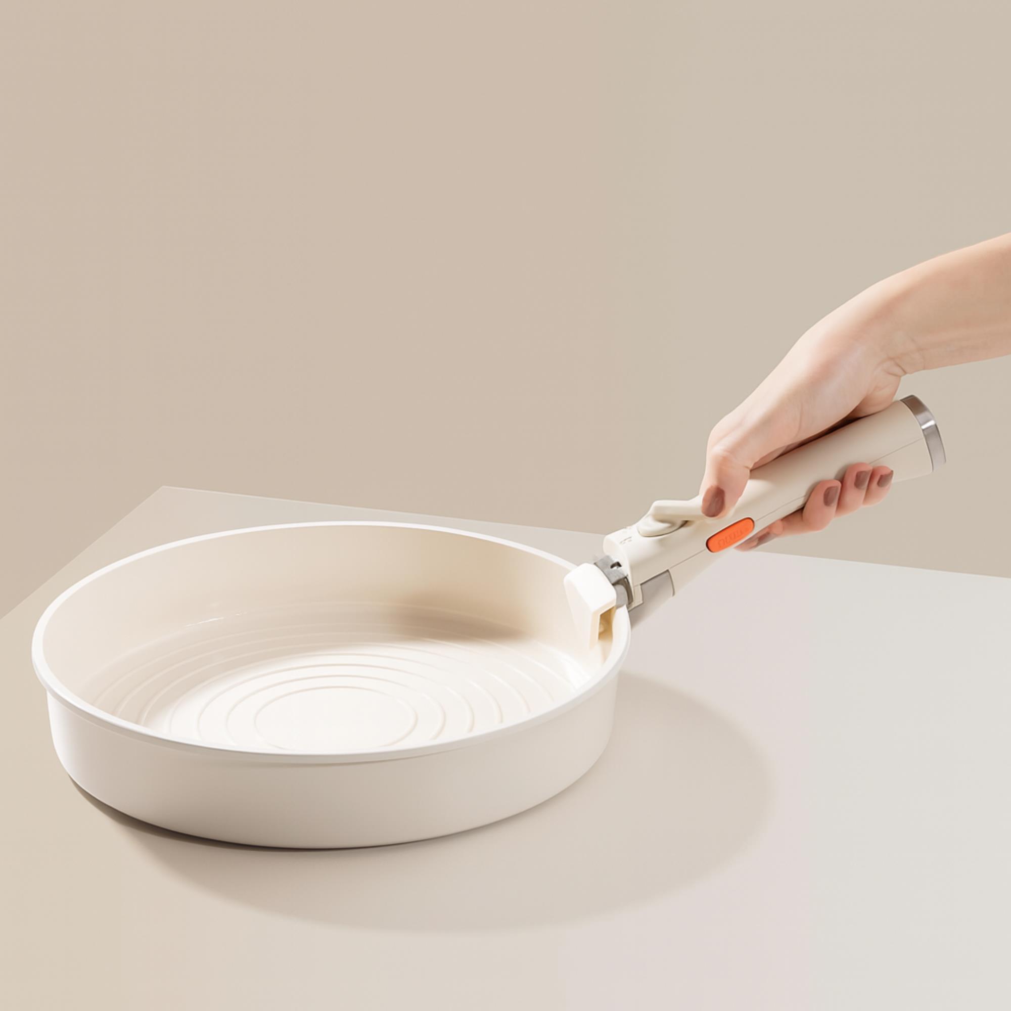 MasterPRO Share & Play Batería de cocina apilable de 10Pcs, Color Beige, Mango extraíble, Aluminio fundido, Revestimiento cerámico, Control térmico